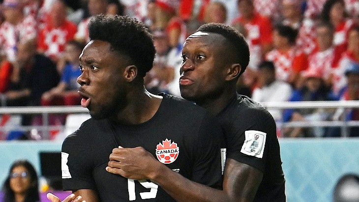 Альфонсо Дэвис празднует с партнером по команде