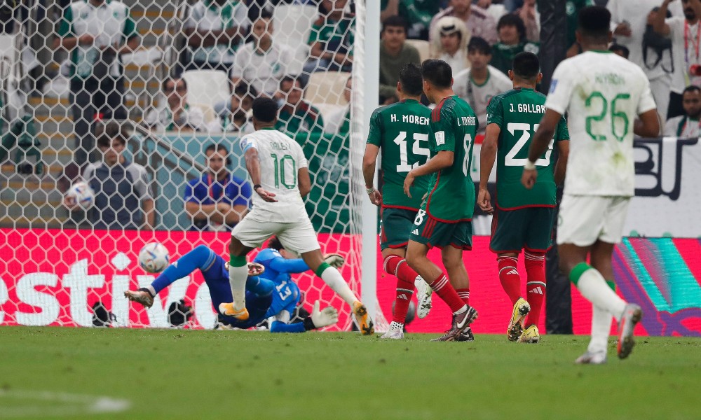 Аль-Давсари забивает гол в ворота Гильермо Очоа