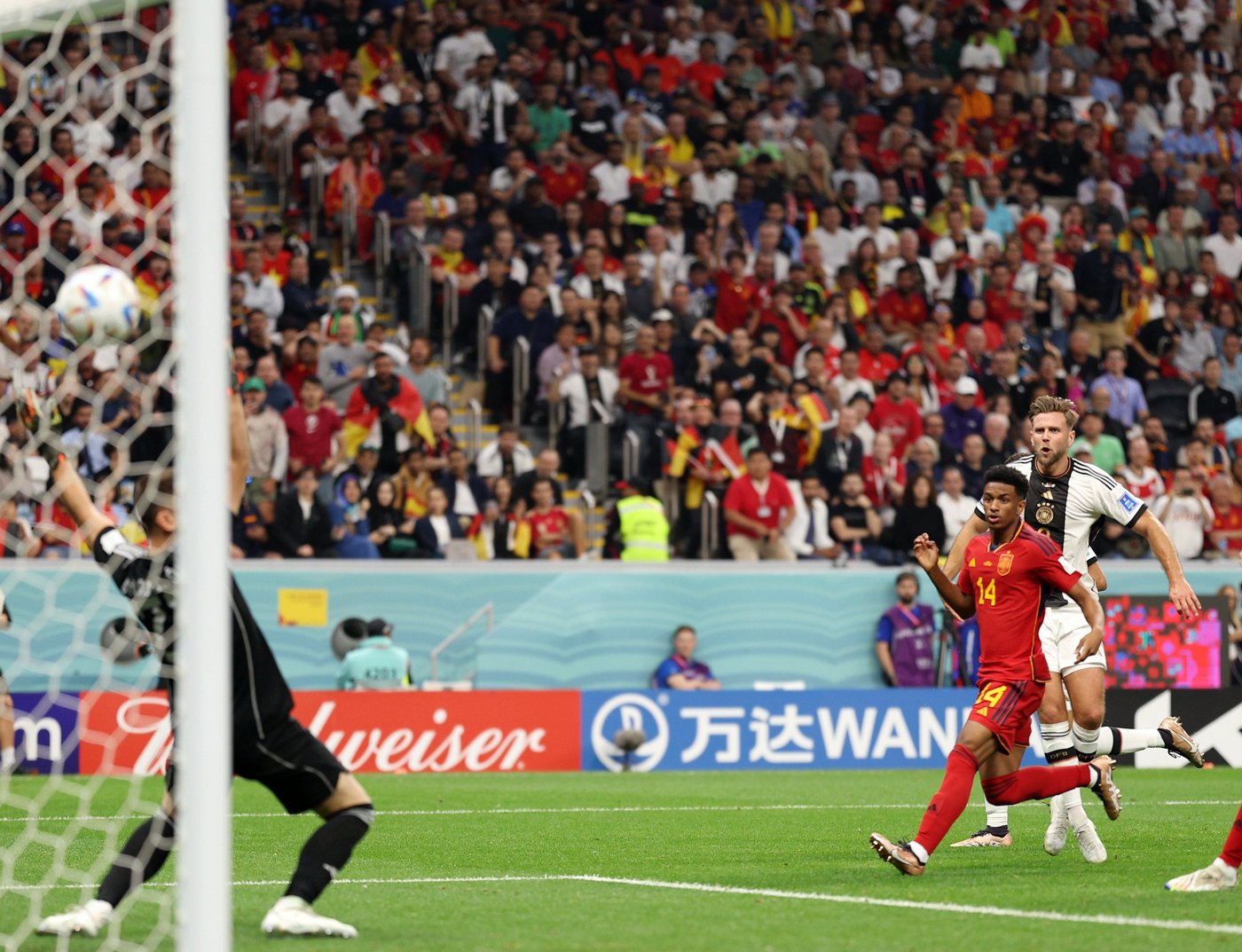 Немцы по-прежнему «в игре» благодаря голу Никласа Фюллькруга в матче с Испанией (1:1)