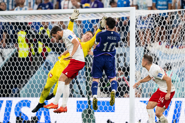 Щенсны бьет