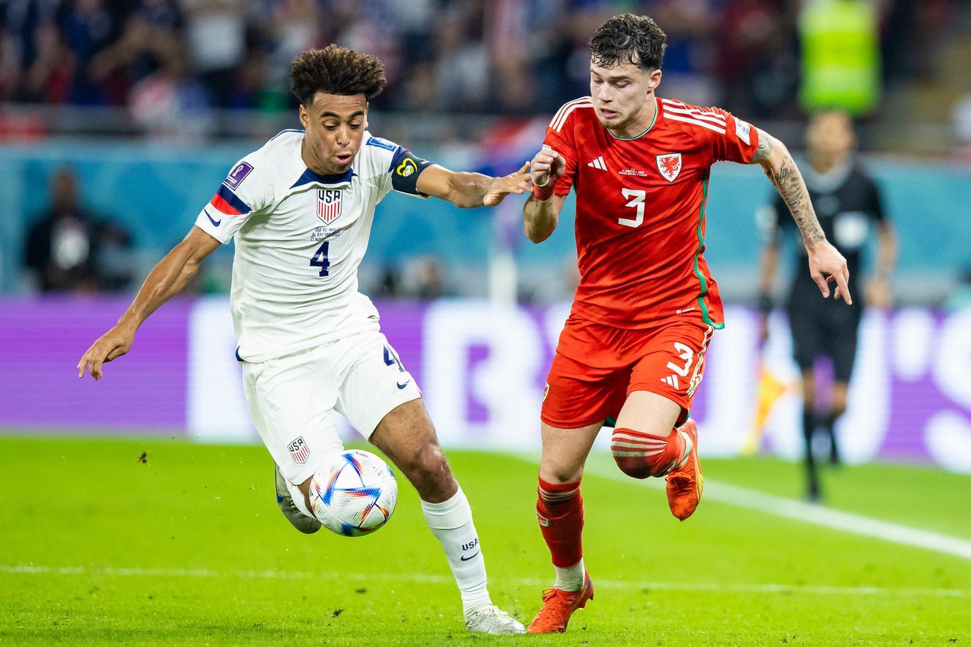 Тайлер Адамс убегает от игрока сборной Уэльса 