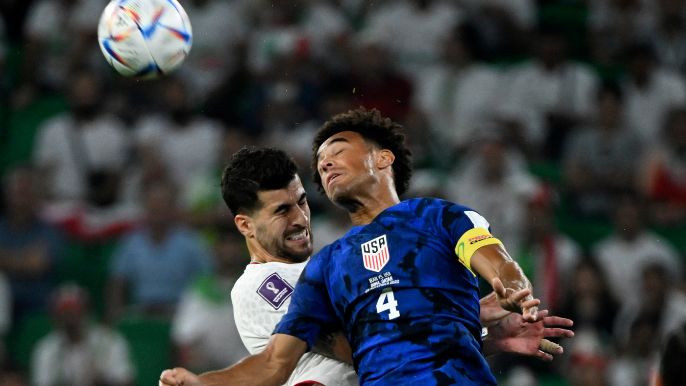 Тайлер Адамс в игре против Ирана