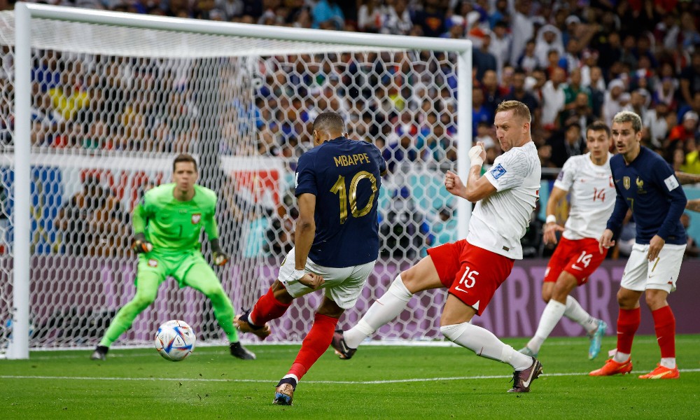 Мбаппе забивает гол в ворота Щенсного