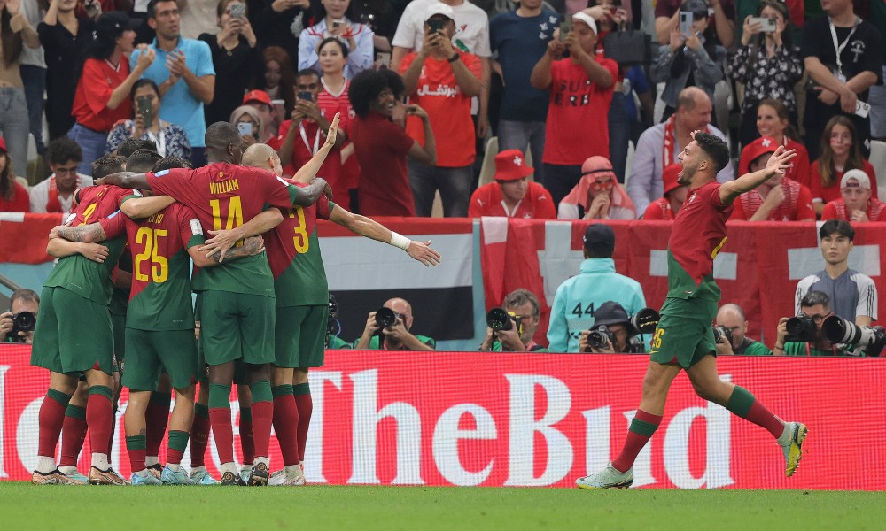 Игроки сборной Португалии празднуют четвертый забитый мяч