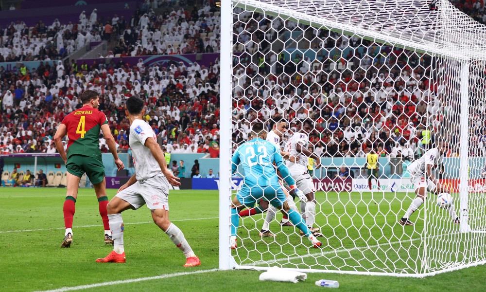 Аканджи забивает в ворота Кошты