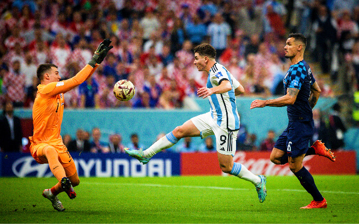 Альварез пробрасывает мяч