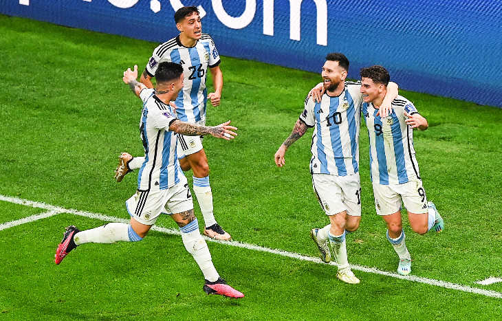 Лионель Месси и Хулиан Альварес 