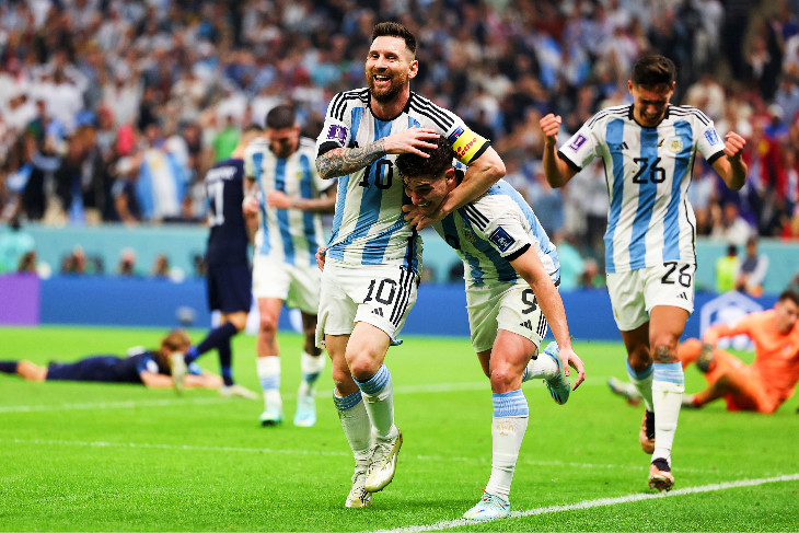 Лионель Месси и Хулиан Альварес 