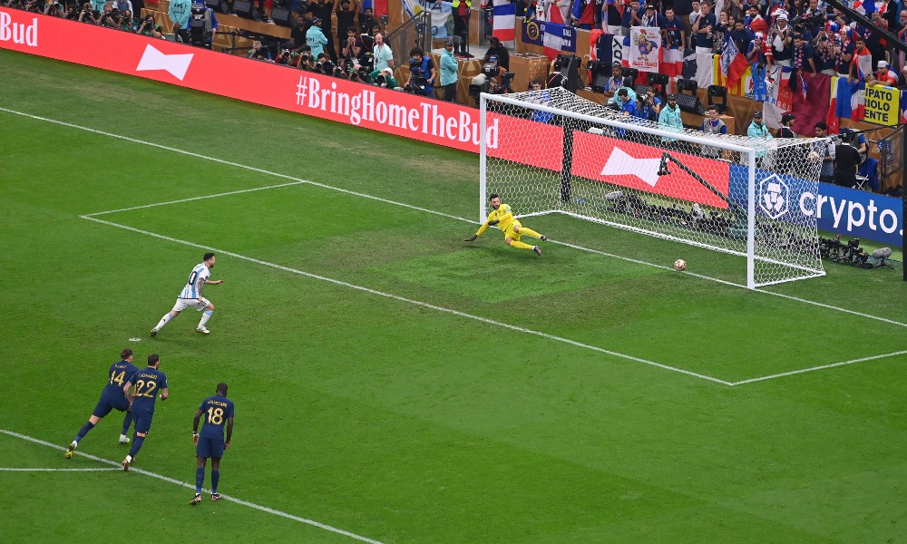 Лионель Месси открывает счет с пенальти