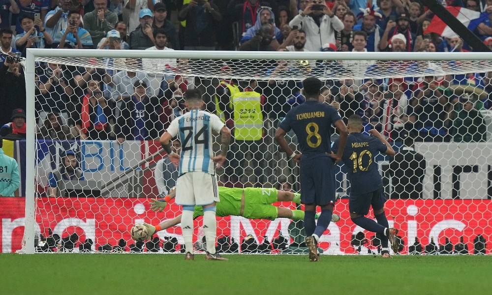 Мбаппе забивает с пенальти
