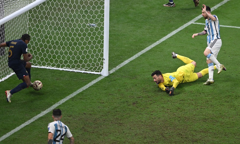 Месси оформляет дубль