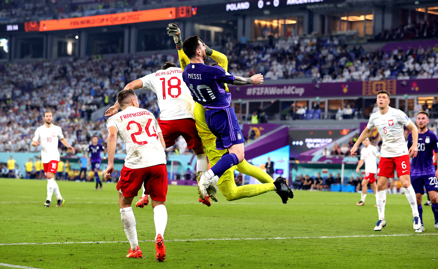 Войцех Щенсный коснулся не только мяча, но и головы Лионеля Месси
