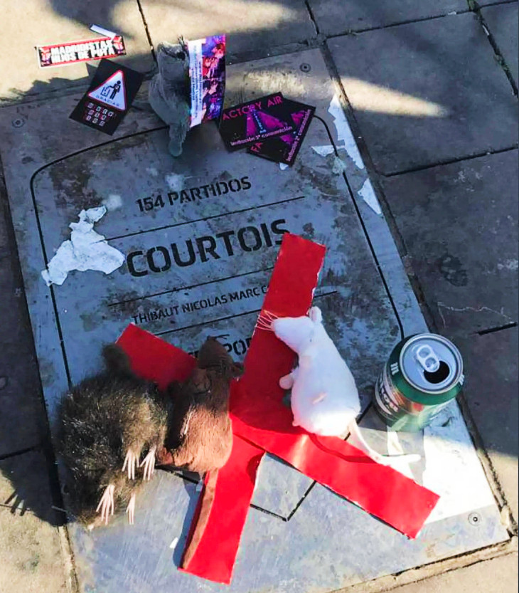 Табличку Куртуа осквернили вандалы