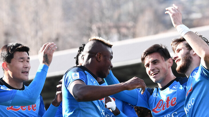 «Наполи» празднует победу в матче со «Специей»