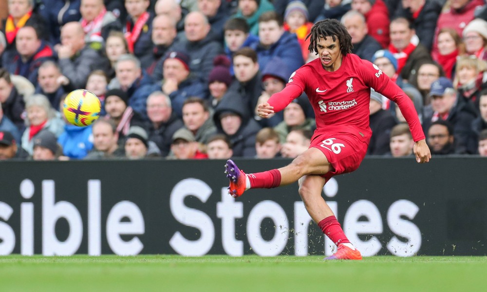 Трент Александр-Арнольд выполняет штрафной удар