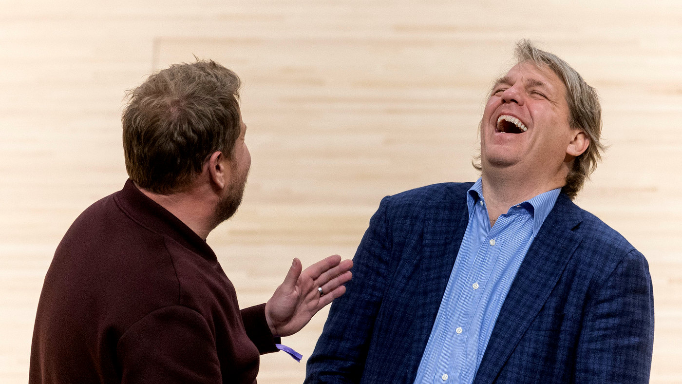 Тодд Боули (справа)