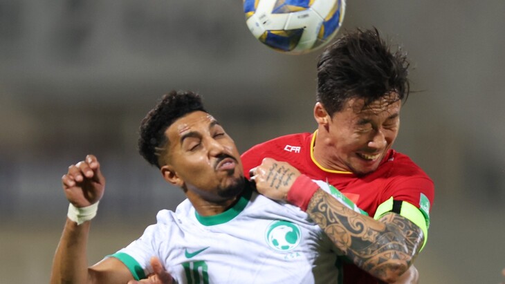 Сборная Китая (в красном)