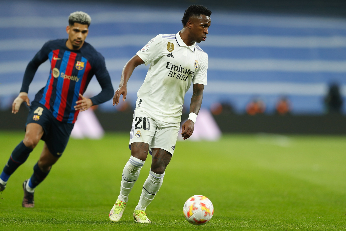 Рональд Араухо внимательно следит за Винисиусом Жуниором 