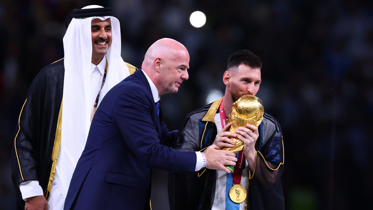 Джанни Инфантино вручает Лионелю Месси кубок после победы на ЧМ-2022
