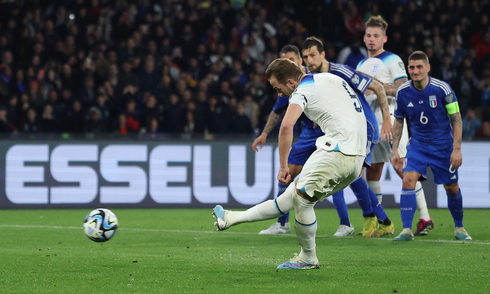 Кейн забивает гол с пенальти