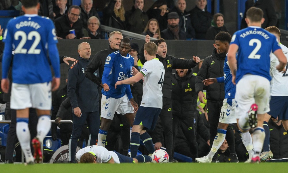 Дукуре получает красную карточку за фол на Кейне