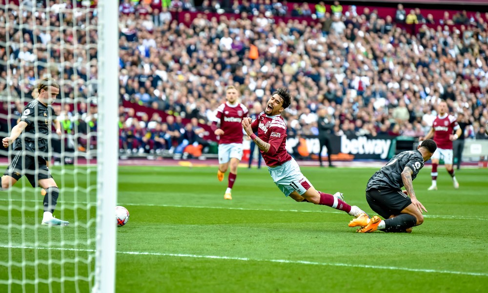 Габриэл нарушает правила на сопернике в своей штрафной