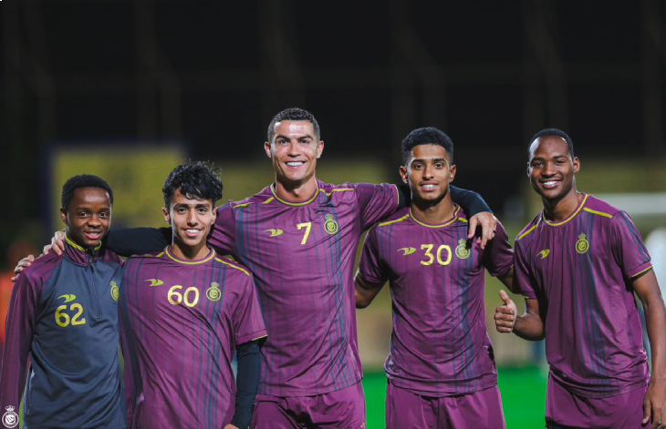 Криштиану Роналду с игроками «Аль-Насра»