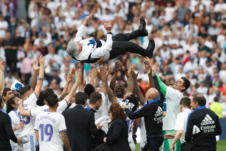 Игроки «Реала» качают Анчелотти