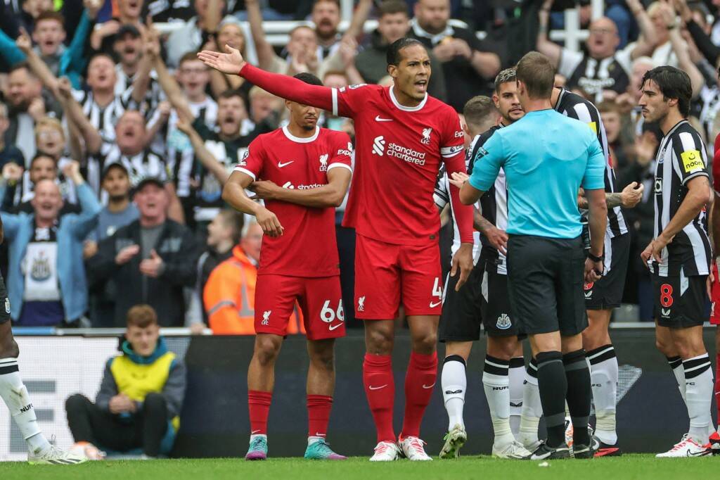 Ван Дейк оставляет свою команду в меньшинстве