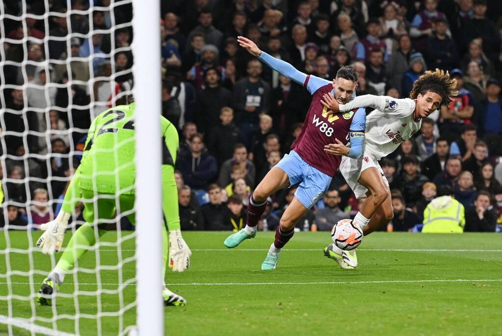 Фрагмент матча Бёрнли — Манчестер Юнайтед