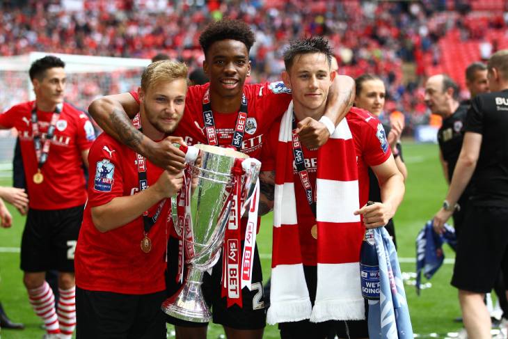 Айван Тоуни (в центре) выиграл Лигу 1 с «Барнсли»