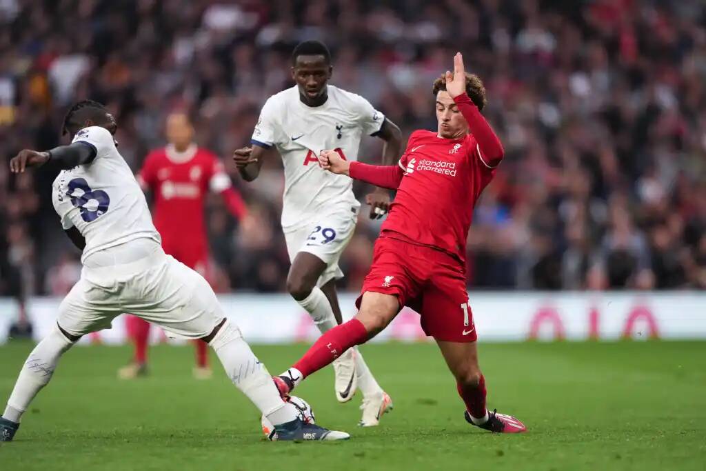 Джонс нарушает правила на Биссуме