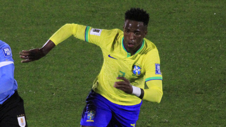 Винисиус в матче с Уругваем