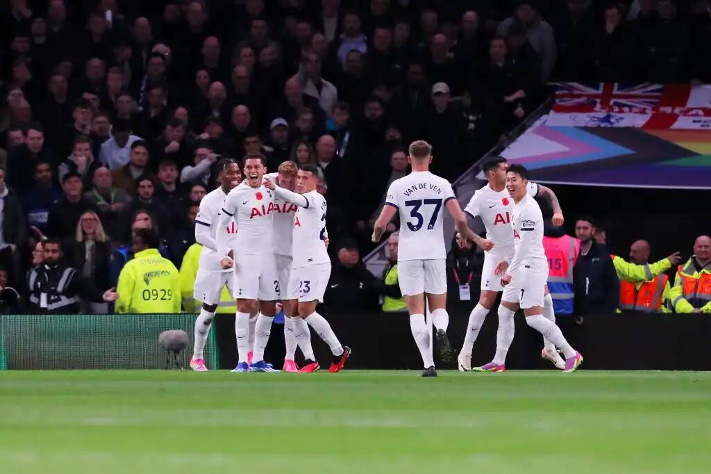 Тоттенхэм празднует забитый мяч