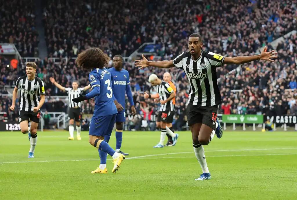 Исак открывает счет