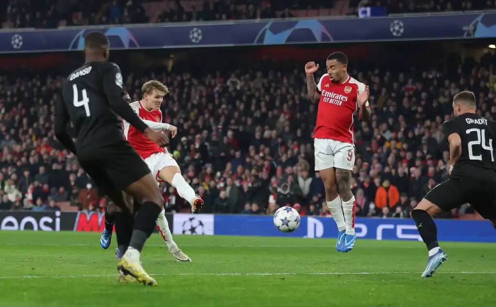 Эдегор забивает пятый мяч в ворота Ланса