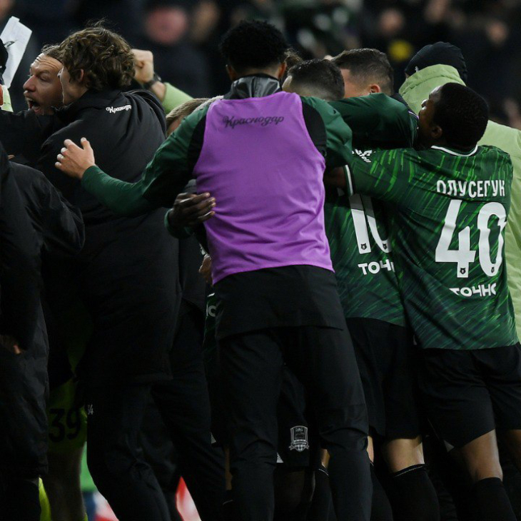 Игроки «Краснодара» празднуют победу 