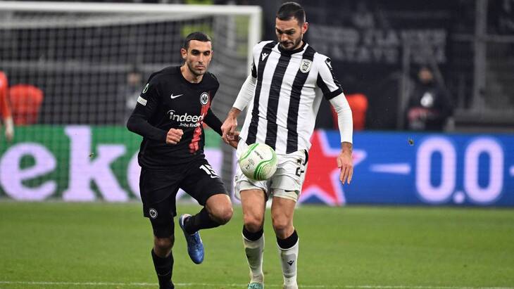 Магомед Оздоев (справа с мячом)