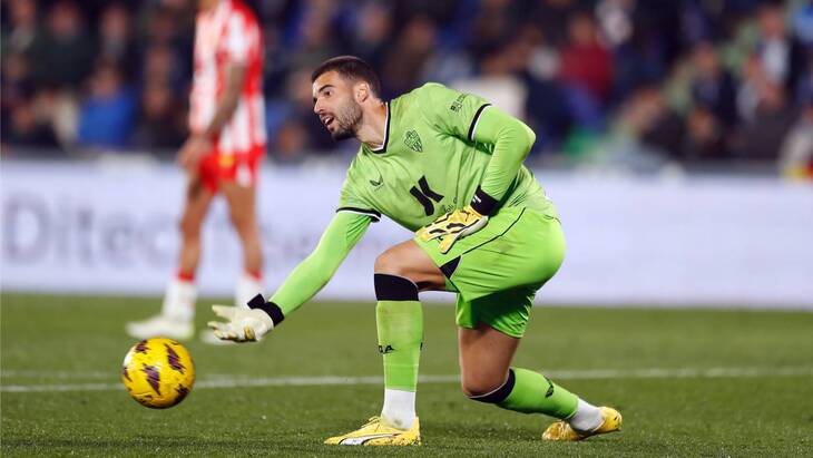 Вратарь хозяев Луиш Максимиану