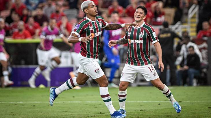 Джон Кеннеди (слева) и главный бомбардир «Флу» Херман Кано