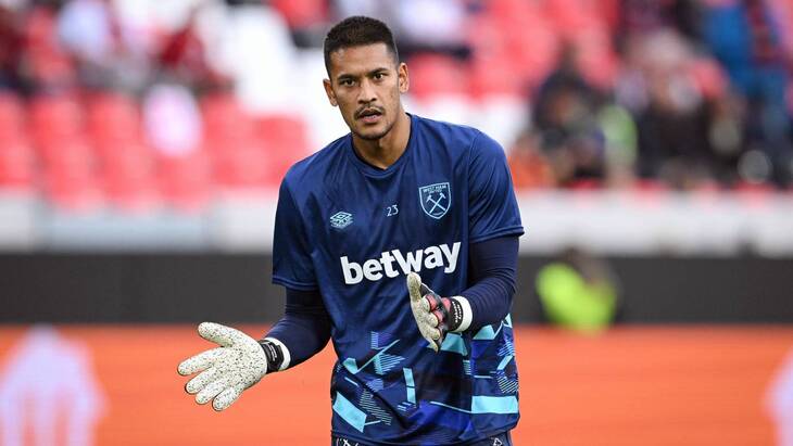 Вратарь хозяев Альфонс Ареоля