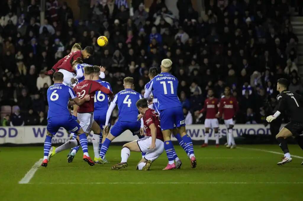 Фрагмент матча Уиган — Манчестер Юнайтед