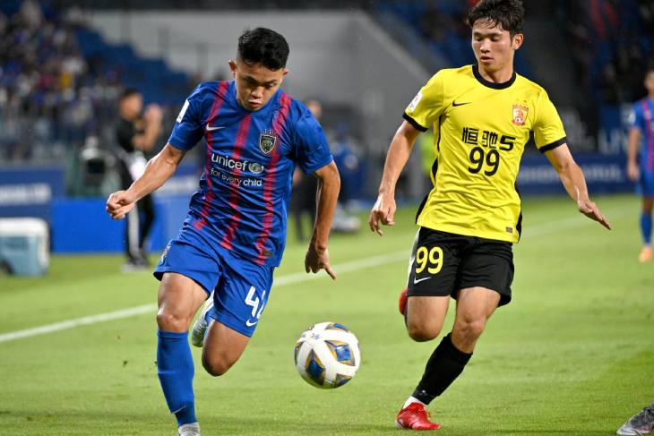 Ариф Айман (слева)