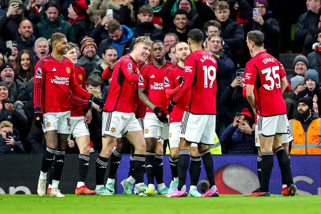 Манчестер Юнайтед празднует забитый мяч
