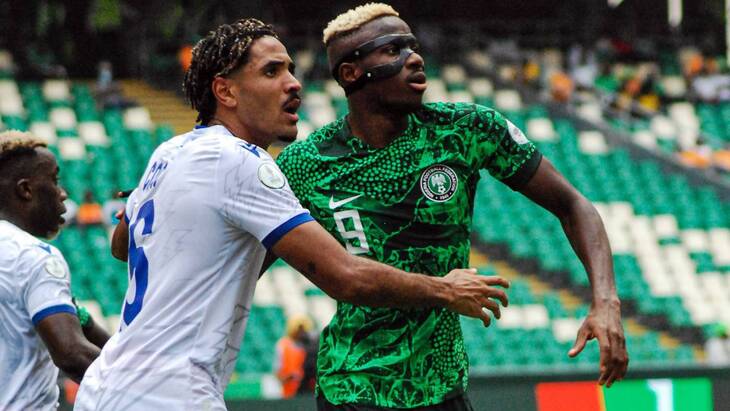 Виктор Осимхен (справа)