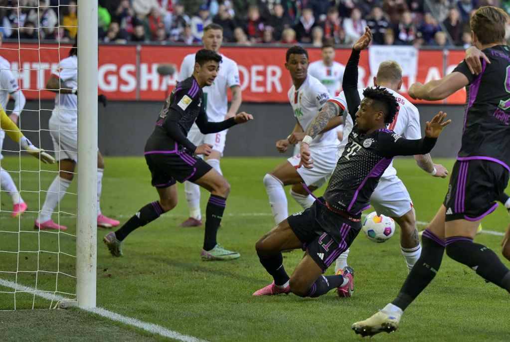 Фрагмент матча Аугсбург — Бавария