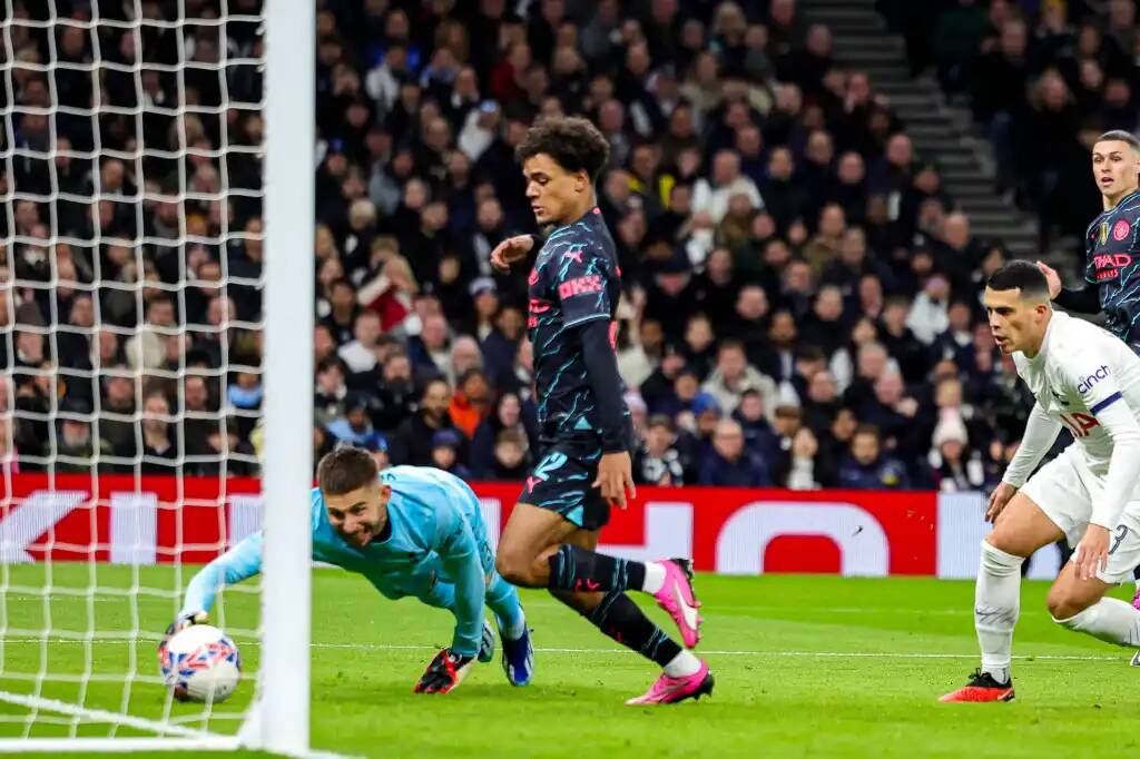 Отмененный гол Оскара Бобба в ворота Тоттенхэма