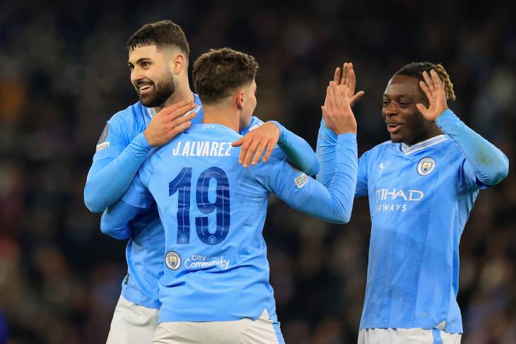 Жереми Доку (справа)