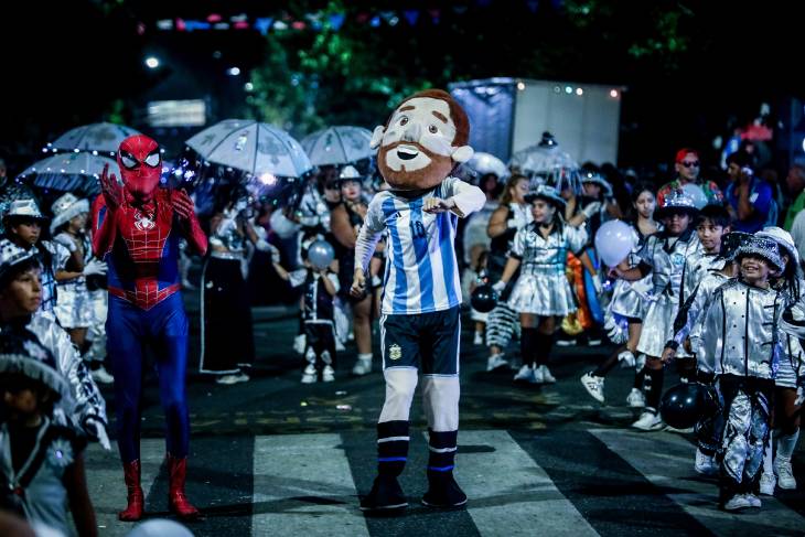 Карнавал в Буэнос Айресе с кукольным Месси