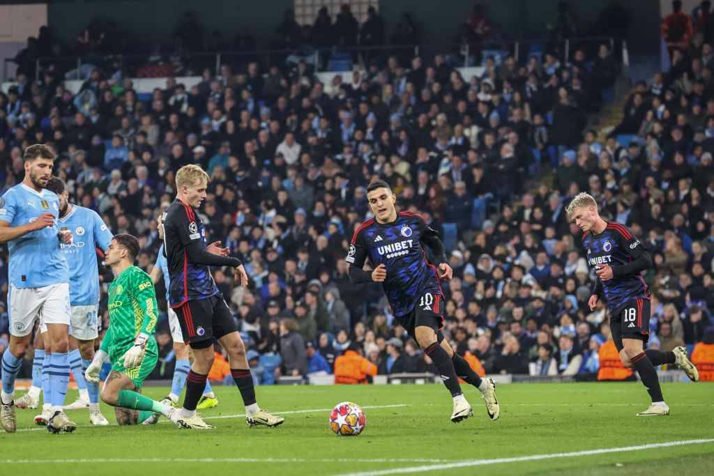 Эльюнусси забивает гол в ворота Манчестер Сити